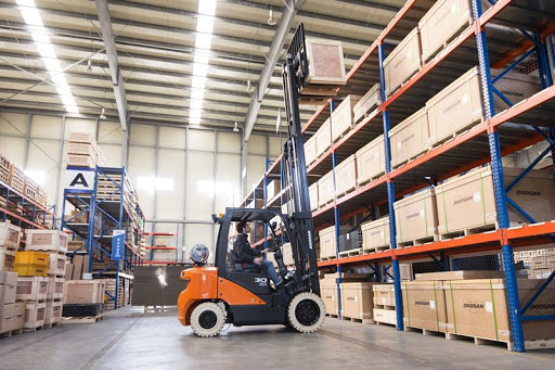 Top 3 ngành được hưởng lợi nhiều nhất từ xe nâng hàng 3 Xe nâng là nhu cầu thiết yếu với ngành kho bãi