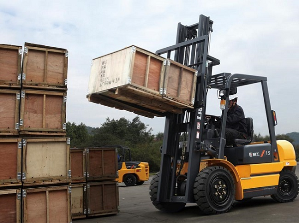 Thuê xe nâng giá rẻ HCM chuyên nghiệp và đáng tin cậy tại Phúc Bi! 3 Thuê xe nâng giá rẻ HCM chuyên nghiệp và đáng tin cậy tại Phúc Bi!