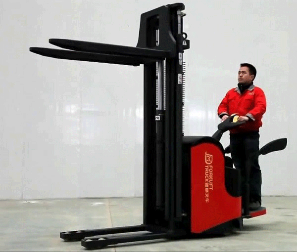 Có nên mua xe nâng điện không?