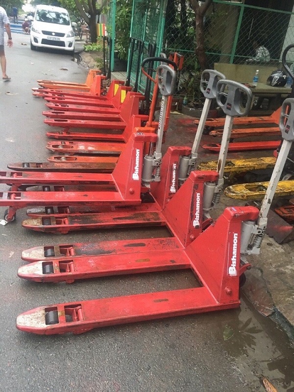 Có nên mua xe nâng tay cũ không? Kinh nghiệm mua xe nâng cũ