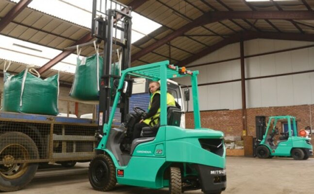 Khi xe nâng ra khói đen cần làm gì