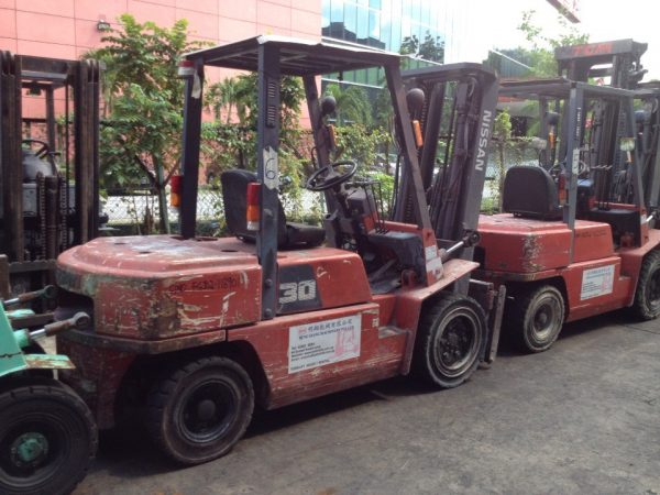 Khi xe nâng ra khói đen cần làm gì