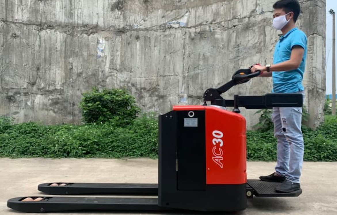 Cấu tạo xe nâng điện đứng lái và nguyên lý hoạt động của xe nâng