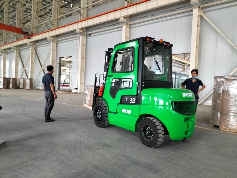 Tìm hiểu về xe nâng và lợi ích to lớn mà nó mang lại 3 Tìm hiểu về xe nâng và lợi ích to lớn mà nó mang lại