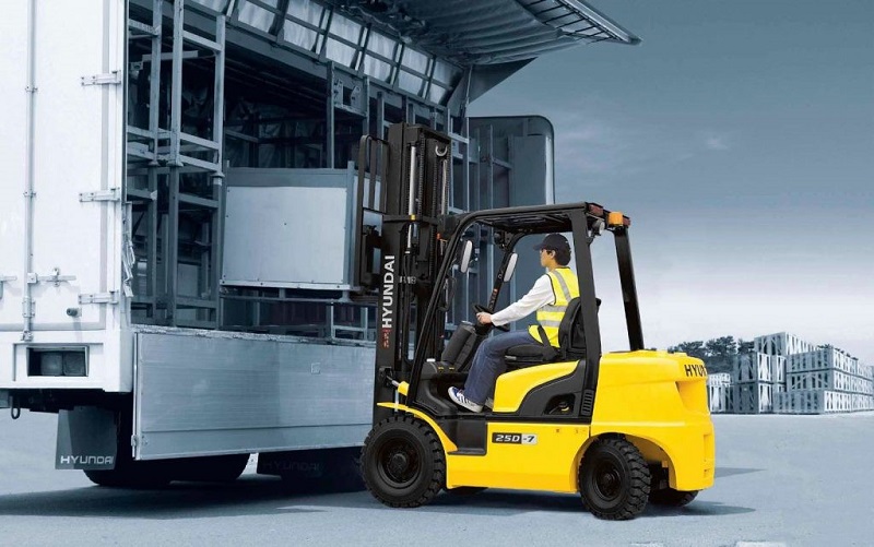 Hướng dẫn cách lái xe nâng đúng kỹ thuật cho người mới bắt đầu 3 Hướng dẫn cách lái xe nâng đúng kỹ thuật cho người mới bắt đầu