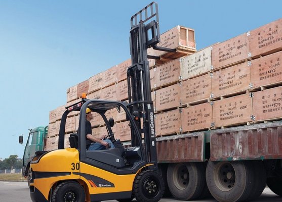 Hướng dẫn cách lái xe nâng đúng kỹ thuật cho người mới bắt đầu