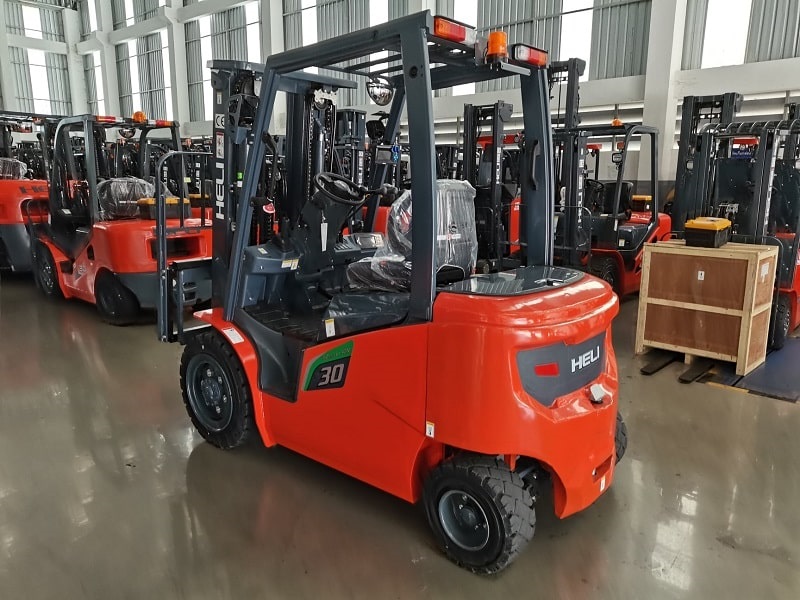 So sánh xe nâng điện và xe nâng dầu từ A đến Z 