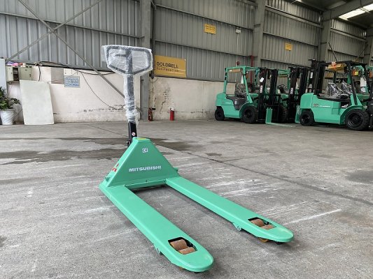 Tại sao cần sử dụng xe nâng tay 2.5 tấn trong việc vận chuyển hàng hóa