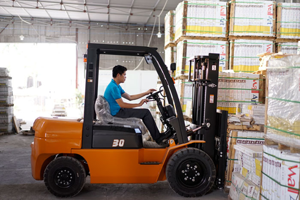 Chia sẻ kinh nghiệm lái xe nâng an toàn cho tài xế mới 2 Chia sẻ kinh nghiệm lái xe nâng an toàn cho tài xế mới