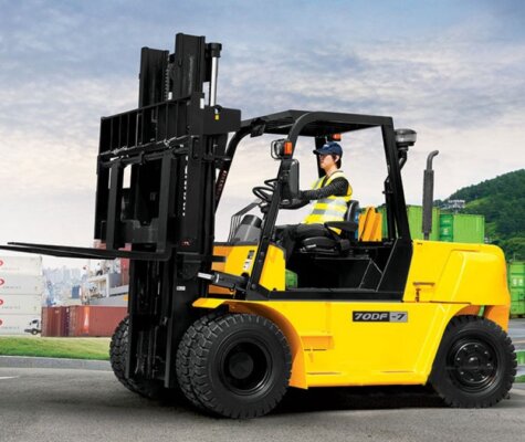 Xe nâng có được tham gia giao thông không?