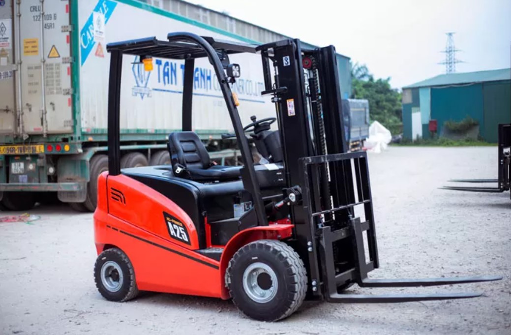 Giải đáp thắc mắc xe nâng có được tham gia giao thông không? 2 Xe nâng có được tham gia giao thông không?