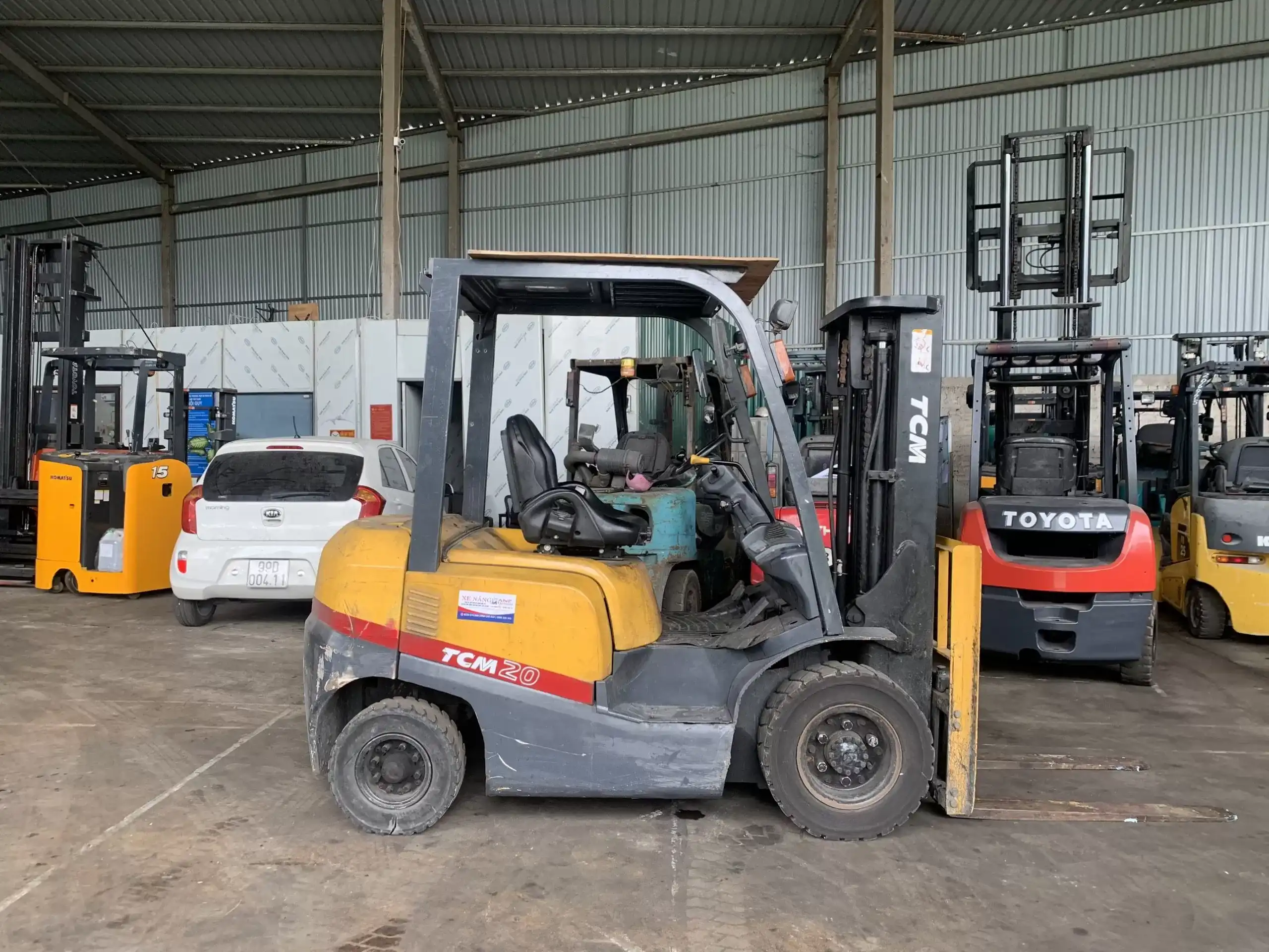 So sánh xe nâng máy xăng và xe nâng máy dầu 2 Xe nâng máy dầu là gì?