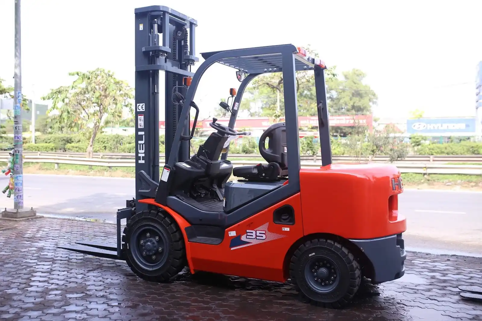 So sánh xe nâng máy xăng và xe nâng máy dầu 1 Xe nâng máy xăng là gì