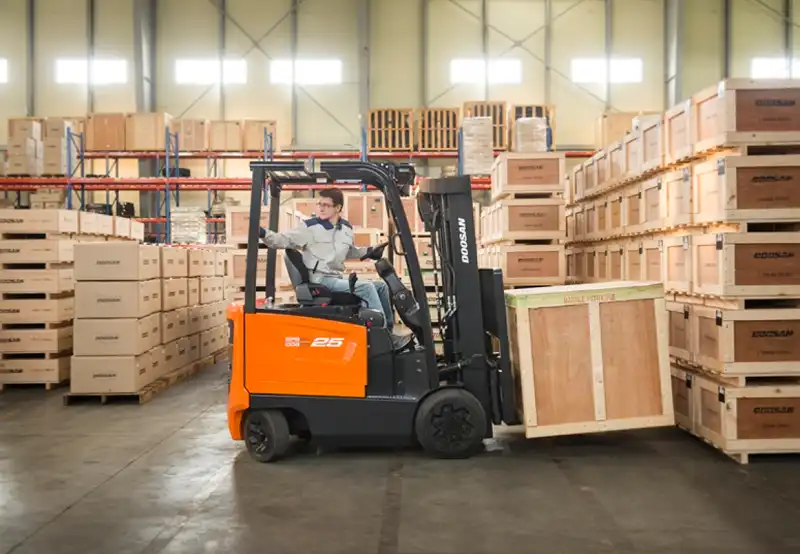 Địa chỉ cung cấp các loại xe nâng trong kho hàng uy tín và chất lượng