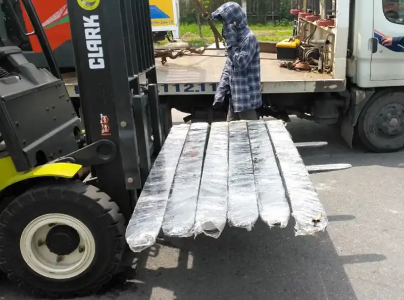 Vì sao nên lựa chọn những đơn vị uy tín khi bọc càng xe nâng