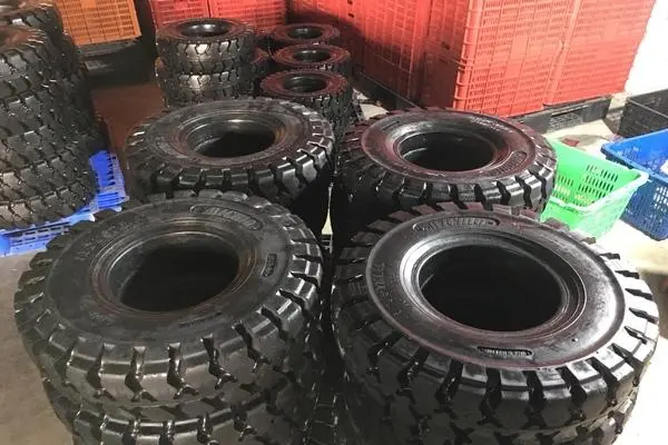 Các biện pháp phòng ngừa an toàn khi thay lốp đặc xe nâng