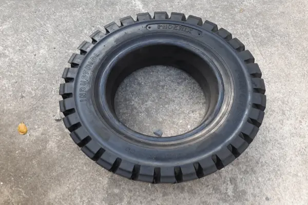 Khi nào cần thay lốp đặc xe nâng?