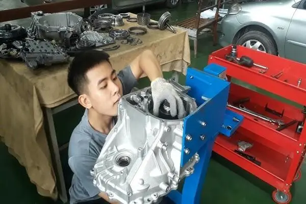 Dấu Hiệu Cần Sửa Hộp Số Xe Nâng Và Cách Khắc Phục 2 Động cơ phát ra tiếng ồn