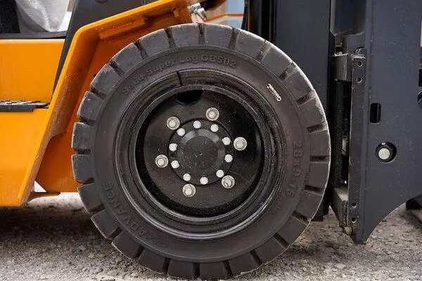 Hướng Dẫn Kiểm Tra Chất Lượng Phụ Tùng Xe Nâng 1 Lốp xe nâng