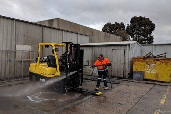 Sửa Chữa Xe Nâng Cần Lưu Ý Những Gì? 1 Vệ sinh khoang vận hành