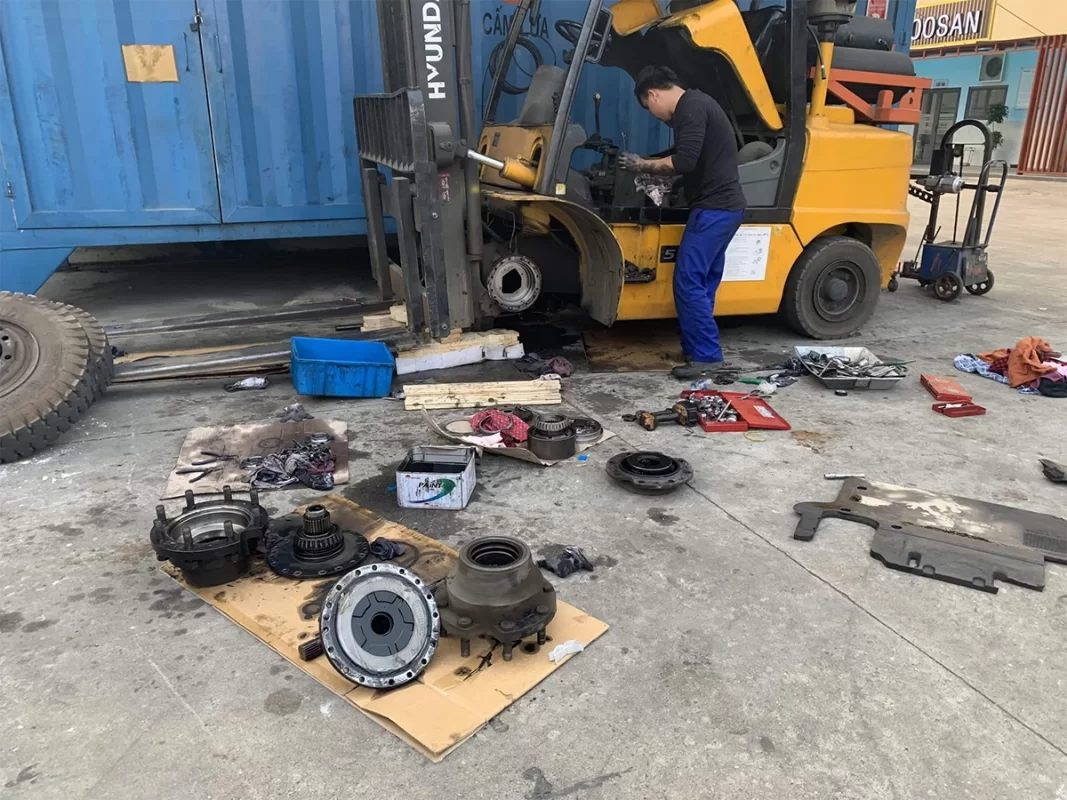 Thế Nào Là Dịch Vụ Sửa Chữa Xe Nâng Chuyên Nghiệp?