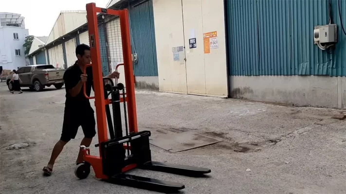 Điều Cần Tránh Khi Vận Hành Xe Nâng Tay