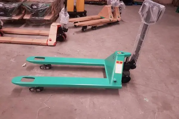 Sai lầm thường gặp khi sử dụng xe nâng tay và cách khắc phục