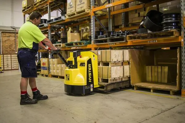 Lợi Ích Khi Sử Dụng Xe Nâng Tay Trong Kho Hàng 3 Lợi ích khi sử dụng xe nâng tay trong kho hàng