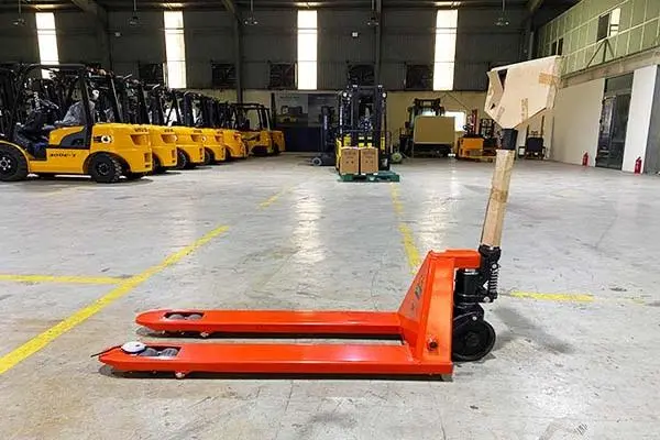 Xe nâng bị rung lắc khi di chuyển