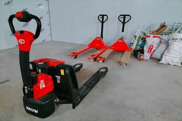 Sự Đa Dạng của Xe Nâng Tay và Ứng Dụng Của Chúng 4 Làm sao để chọn xe nâng tay phù hợp với nhu cầu sử dụng?