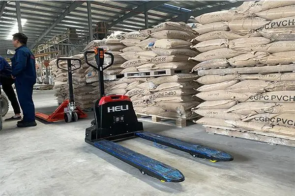 Lợi Ích Kinh Tế Khi Sử Dụng Xe Nâng Tay Đúng Cách 1 Sử dụng xe nâng đúng cách giúp tăng năng suất lao động