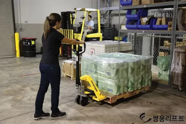 Khi Nào Nên Sử Dụng Xe Nâng Tay Trong Quá Trình Làm Việc