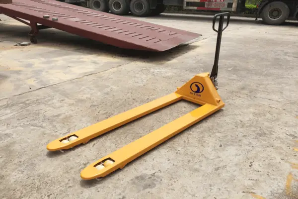 Khi Nào Nên Sử Dụng Xe Nâng Tay Trong Quá Trình Làm Việc 1 Khi nào nên sử dụng xe nâng tay trong quá trình làm việc?