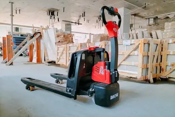 Lợi Ích Của Xe Nâng Tay Trong Quá Trình Sản Xuất