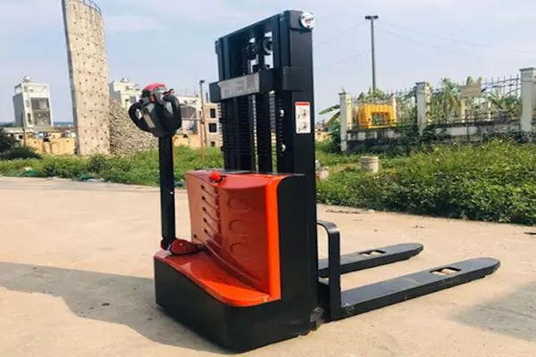 Kinh Nghiệm Chia Sẻ: Khi Nào Cần Sử Dụng Xe Nâng Tay? 3 Xe nâng tay điện
