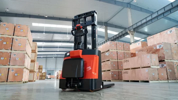 Sự Linh Hoạt của Xe Nâng Điện trong Môi Trường Kho Hàng