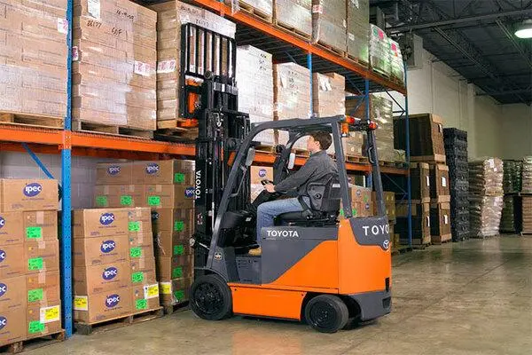 Xe nâng điện được trang bị công nghệ thông minh