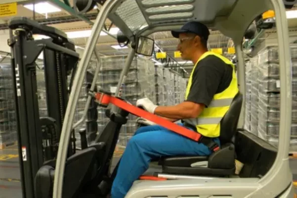 Luôn thắt dây an toàn khi vận hành xe