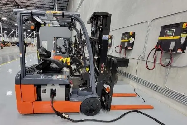 7 Sai Lầm Về Xe Nâng Điện Mà Nhiều Người Vẫn Tin Là Đúng 4 Xe nâng điện sạc pin mất nhiều thời gian