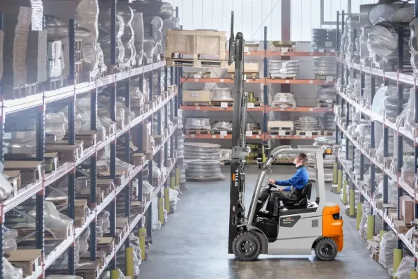 Xe nâng điện mini cho xưởng nhỏ: Giải pháp nâng hạ tối ưu cho doanh nghiệp ngành nhựa, cơ khí 1 Vì sao xưởng nhỏ nên chọn xe nâng điện mini?