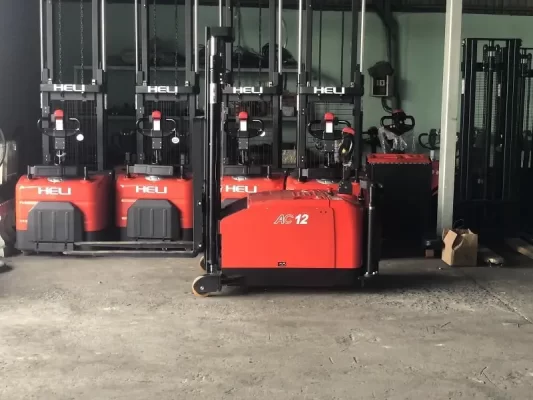 Giá xe nâng điện mini cho xưởng nhỏ – Có thực sự cạnh tranh?