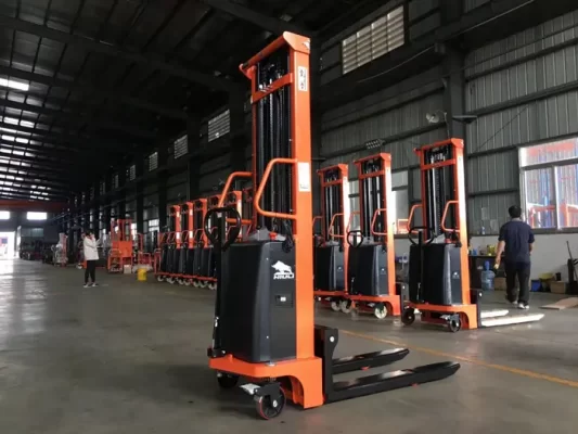 Xe nâng bán tự động tiết kiệm điện chính hãng là gì?