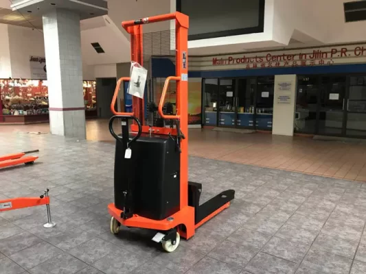 Xe nâng bán tự động tiết kiệm điện là gì?