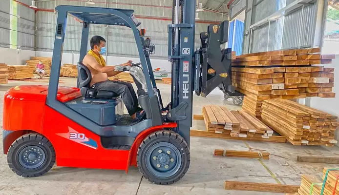 Xe nâng 3 tấn giá rẻ cho xưởng gỗ