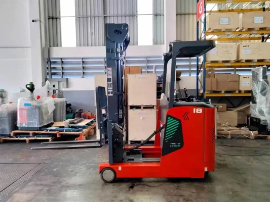 So sánh xe nâng điện và xe nâng dầu trong xưởng bao bì – Đâu là lựa chọn kinh tế lâu dài? 1 Bối cảnh thực tế khi xưởng bao bì phải chọn giữa xe nâng điện và xe nâng dầu