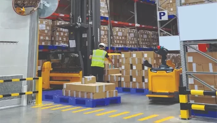 Xe nâng điện cho xưởng bao bì carton và kho thành phẩm – Cách chọn đúng để tránh hư hỏng và lãng phí 2 Độ rung và khả năng kiểm soát pallet khi xếp cao