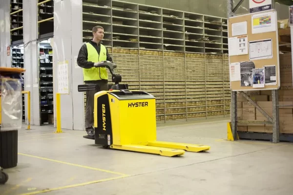 So sánh xe nâng điện và xe nâng dầu trong xưởng bao bì – Đâu là lựa chọn kinh tế lâu dài? 3 Chi phí vận hành: khác biệt chỉ thấy rõ khi nhìn dài hạn