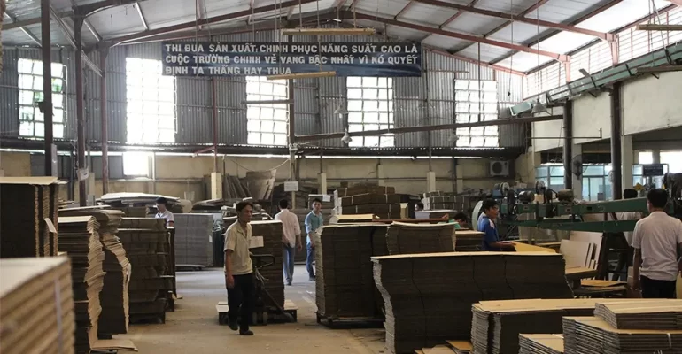 So sánh xe nâng điện và xe nâng dầu trong xưởng bao bì – Đâu là lựa chọn kinh tế lâu dài? 2 So sánh xe nâng điện và xe nâng dầu trong môi trường nhà xưởng kín